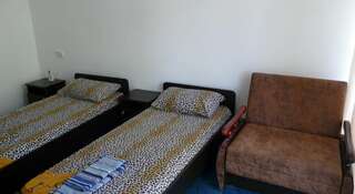 Гостиница Guest House Aisberg Малореченское Двухместный номер с 2 отдельными кроватями и дополнительной кроватью-4