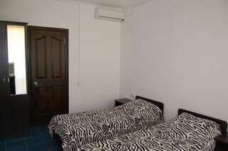 Гостиница Guest House Aisberg Малореченское Двухместный номер с 2 отдельными кроватями и дополнительной кроватью-2